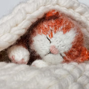 Sleeping kitten knittting pattern.