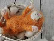 Sleeping kitten knittting pattern.