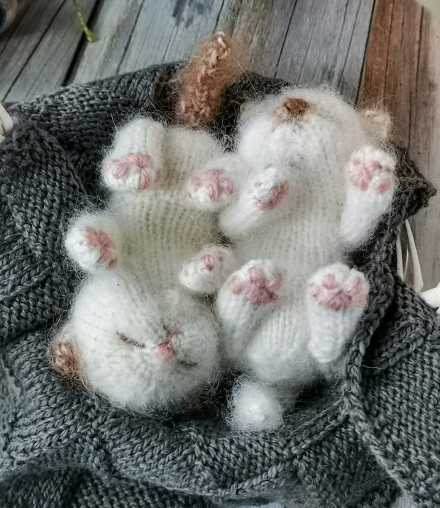 Sleeping kitten knittting pattern.