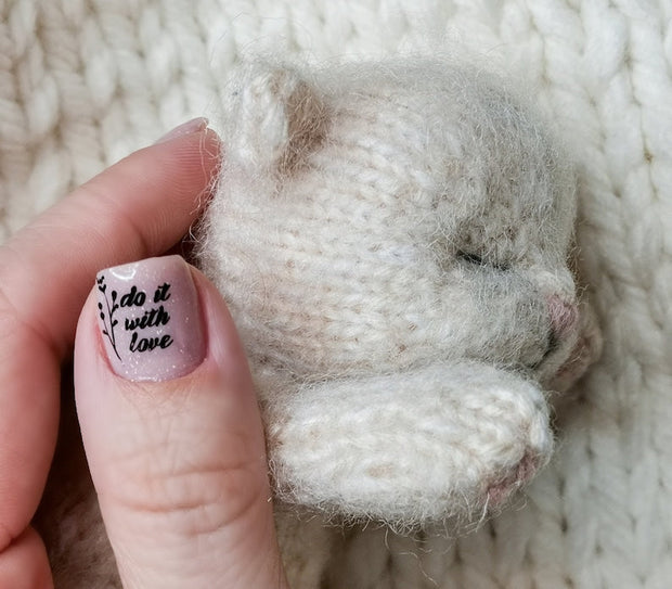 Sleeping kitten knittting pattern.