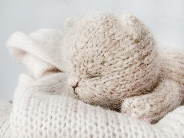 Sleeping kitten knittting pattern.